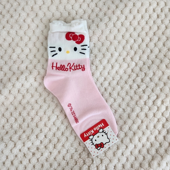 NWT Sanrio Hello Kitty | 3 Pack of Mid Crew Socks in Polka Dot, One Size - Picture 7 of 7